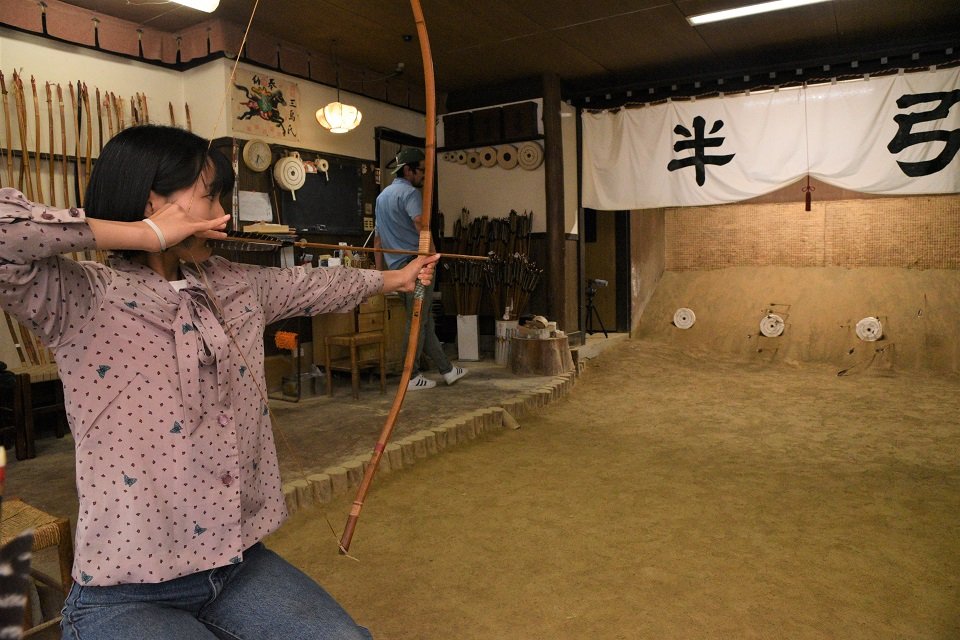 約７メートルの先を弓矢で狙う「半弓道場」。昭和初期から連綿と親しまれてきたスポットだ＝高山市朝日町、半弓道場