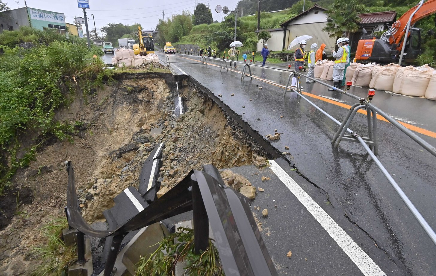 大雨で路肩が崩れ、通行止めになった国道１９号＝１４日午前１１時６分、中津川市落合