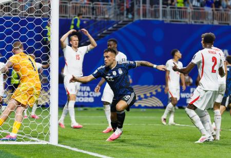 　イングランド―アルゼンチン　試合終了間際、決勝ゴールを決め駆け出すアルゼンチンのＬａ・マルティネス（中央）＝アトランタ（共同）