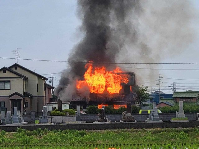 炎を上げて燃える民家＝２７日午前６時ごろ、本巣市上真桑（読者提供）