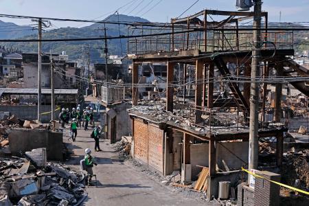 　報道陣に公開された、大規模火災現場の立ち入り規制区域内＝２７日午前、大分市佐賀関