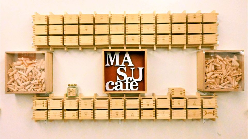 特産品である木升で飾られたユニークな店内＝大垣市東外側町、マスカフェ