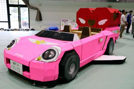 　知的障害のある生徒らが制作した段ボールの車＝１３日午前、愛知県瀬戸市