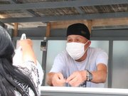 屋台「ＩＳＡＭＩ’Ｓキッチン」を切り盛りする西川勇さん＝岐阜市早田栄町、カフェ・ド・ヴィーヴル