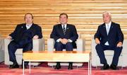 　閣議に臨む（左から）村上総務相、石破首相、中谷防衛相＝２０日午前、首相官邸