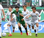 ＦＣ岐阜×北九州＝前半、ドリブルで突破を図るＦＣ岐阜のＭＦ生地＝長良川競技場