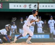 　健大高崎戦の１回、３ランを放つ天理・関村＝弘前市運動公園野球場