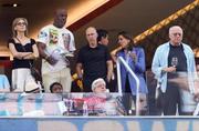 　米国―パラグアイ戦の観戦に訪れたジョージ・ルーカス監督（下左から３人目）＝１２日、ロサンゼルス（ロイター＝共同）