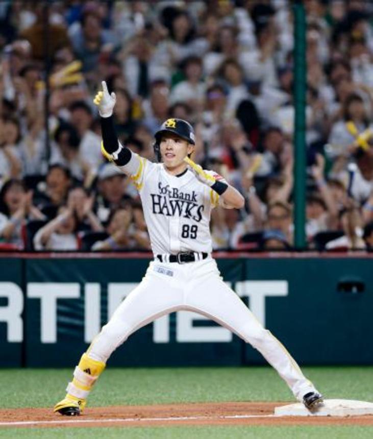　２回、走者一掃の三塁打を放ち喜ぶソフトバンク・周東＝みずほペイペイドーム