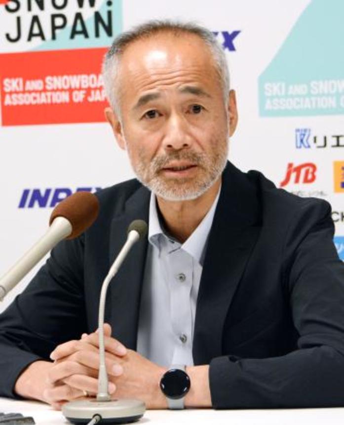 　記者会見する全日本スキー連盟の河野孝典競技本部長＝８日、東京都新宿区