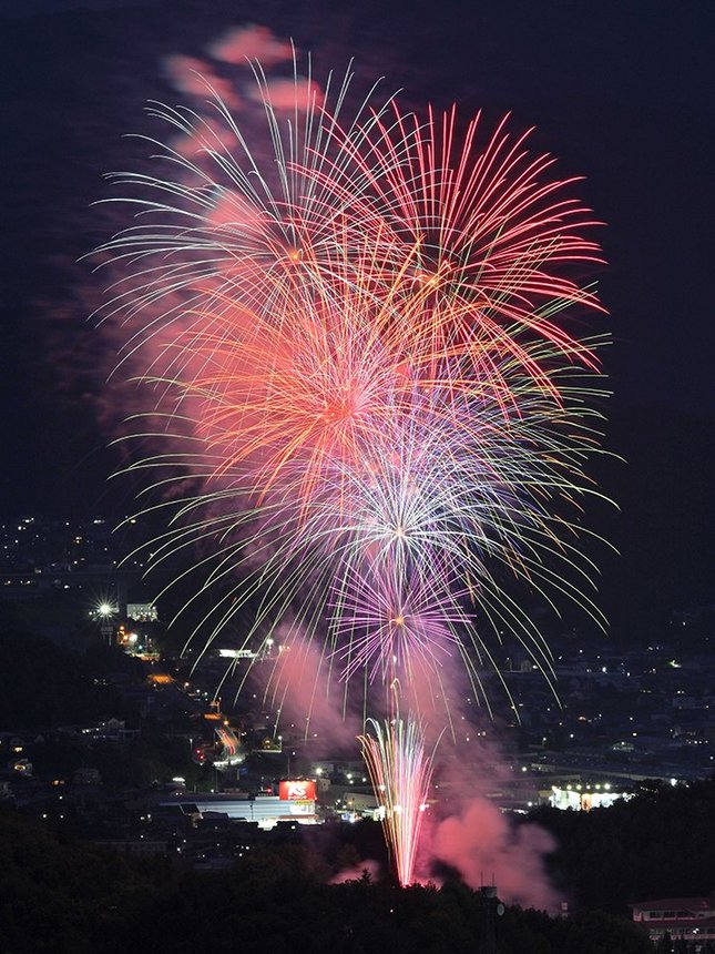 飛騨高山市民花火大会の冒頭を飾ったスターマイン＝１日午後７時３２分、高山市内（撮影・堀尚人）
