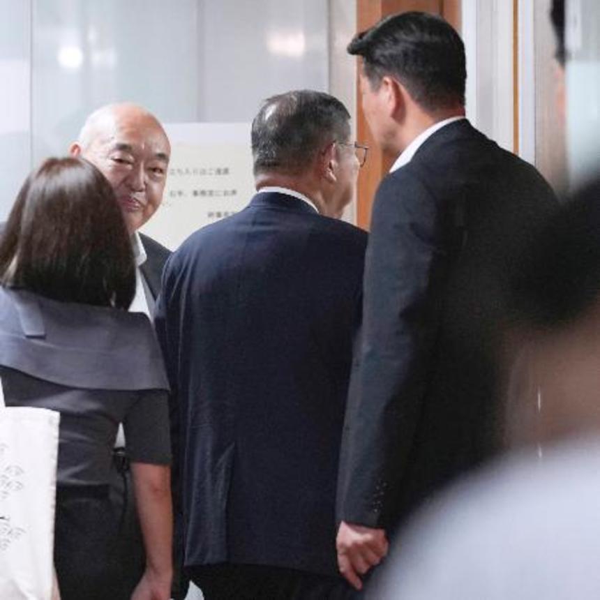 　党本部に入った自民党総裁の石破首相（右から２人目）＝２０日午後９時５分、東京・永田町