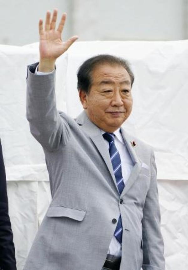 　街頭演説で有権者らに手を振る立憲民主党の野田代表＝１５日午後、新潟県魚沼市