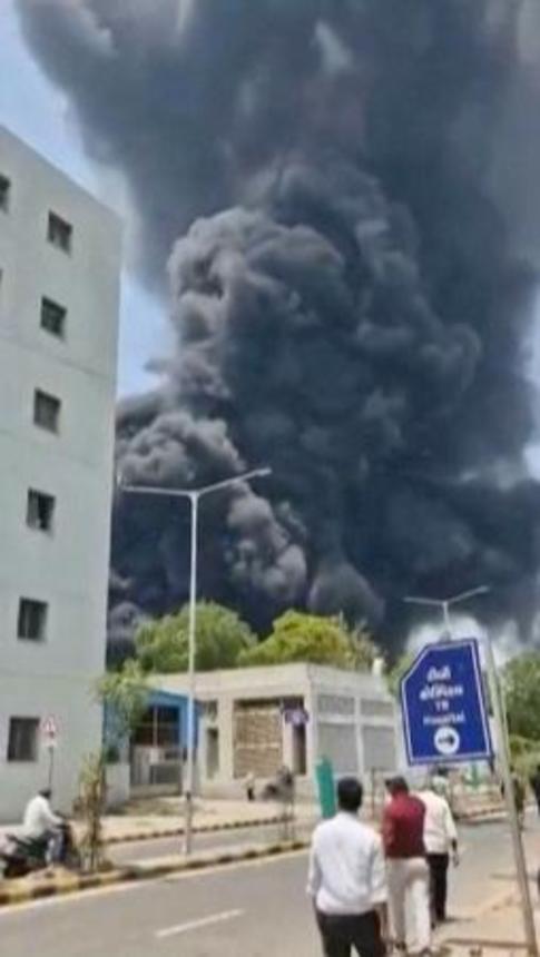 　１２日、インド西部アーメダバードで、旅客機が墜落し立ち上る煙（Ｍｏｈａｎ　Ｎａｋｕｍ提供、ＡＰ＝共同）