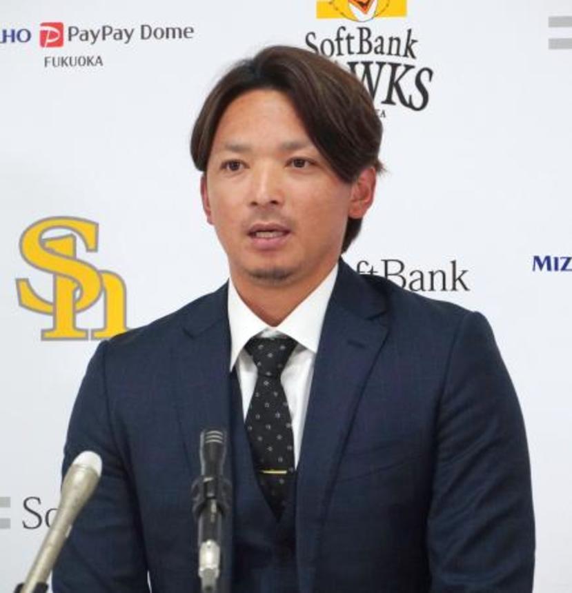 　契約更改し、記者会見するソフトバンクの東浜＝２３日、みずほペイペイドーム