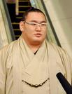　大相撲のロンドン公演への出発前に、報道陣の取材に応じる横綱豊昇龍＝１２日、羽田空港