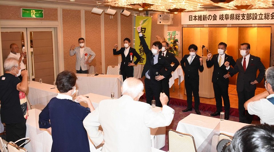 「頑張ろう」三唱する役員ら＝岐阜市県町、岐阜キャッスルイン