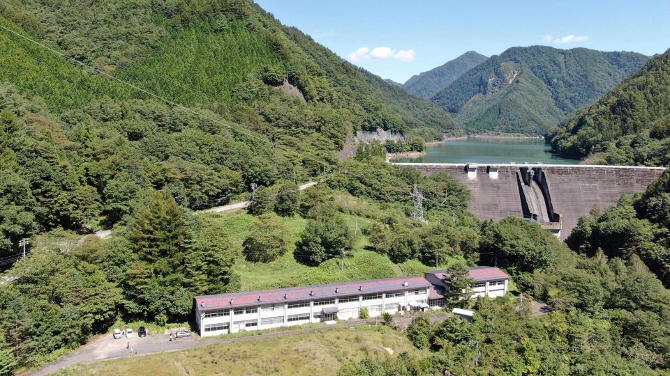 「飛騨高山蒸溜所」を開設する旧高根小学校＝岐阜県高山市高根町下ノ向