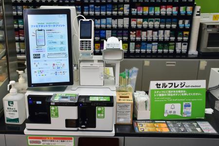 　ファミリーマートの新型レジ＝３日午前、東京都港区