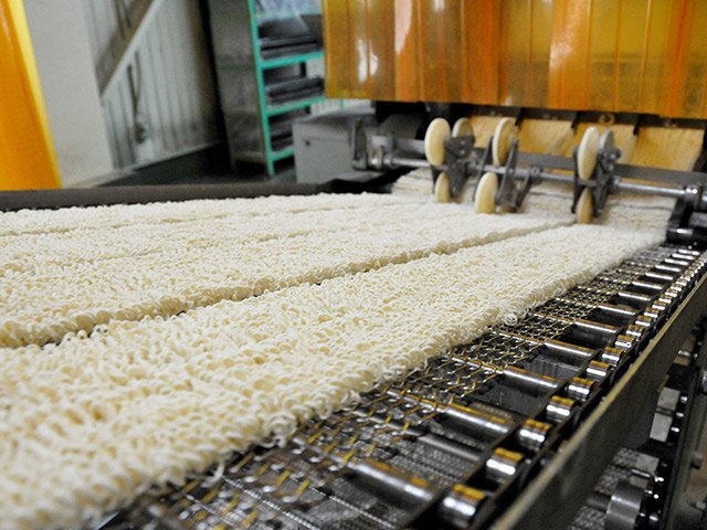練られた生地に独特のうねりを付ける製麺の工程＝関市下有知、トーエー食品