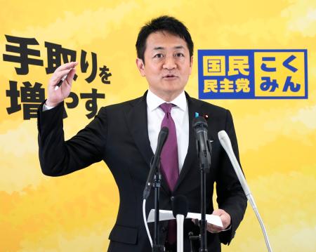 　記者会見する国民民主党の玉木代表＝１３日午前、国会