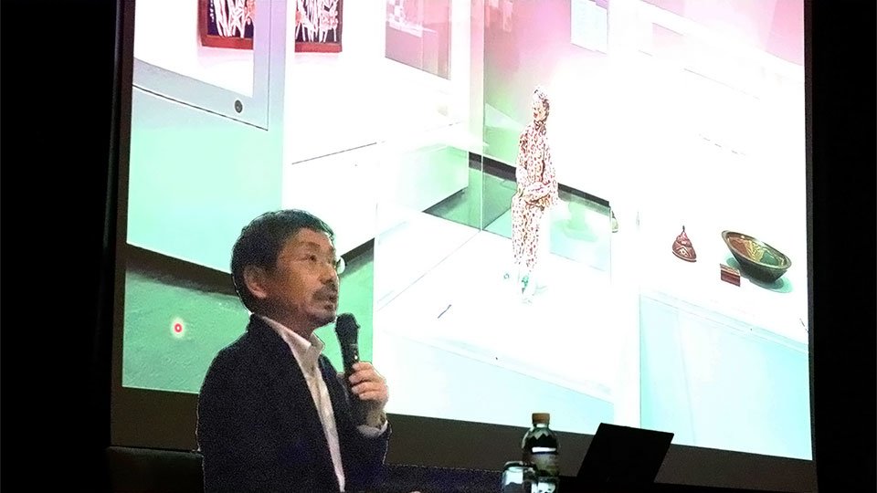 「工芸」について解説する国立工芸館の唐澤昌宏館長＝岐阜市宇佐、県美術館