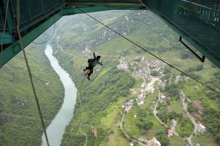 　中国貴州省「花江峡谷大橋」でのバンジージャンプ＝５月（共同）