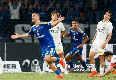 　町田―浦和　後半、チーム３点目のゴールを決め、駆け出す町田・ラビ（左端）＝ＭＵＦＧ国立
