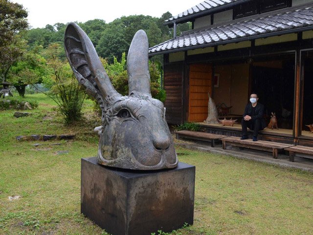 木や陶、ブロンズを使って想像の動物を見せる天野裕夫さんの芸術世界＝多治見市小泉町、スペース大原