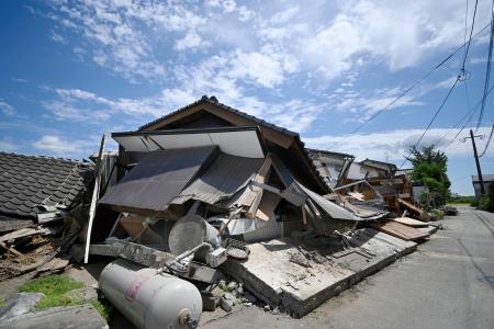 　熊本県氷川町の倒壊した家屋＝２９日午後１時３６分