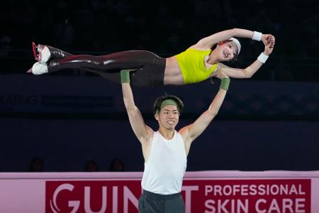 　エキシビションで演技するペアの長岡柚奈（上）、森口澄士組＝北京（共同）