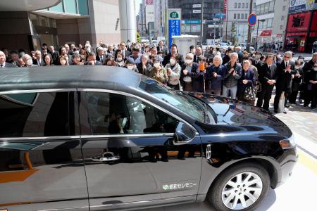 　葬儀会場を出る元大関若嶋津、日高六男さんのひつぎを乗せた車＝２４日正午ごろ、千葉県市川市