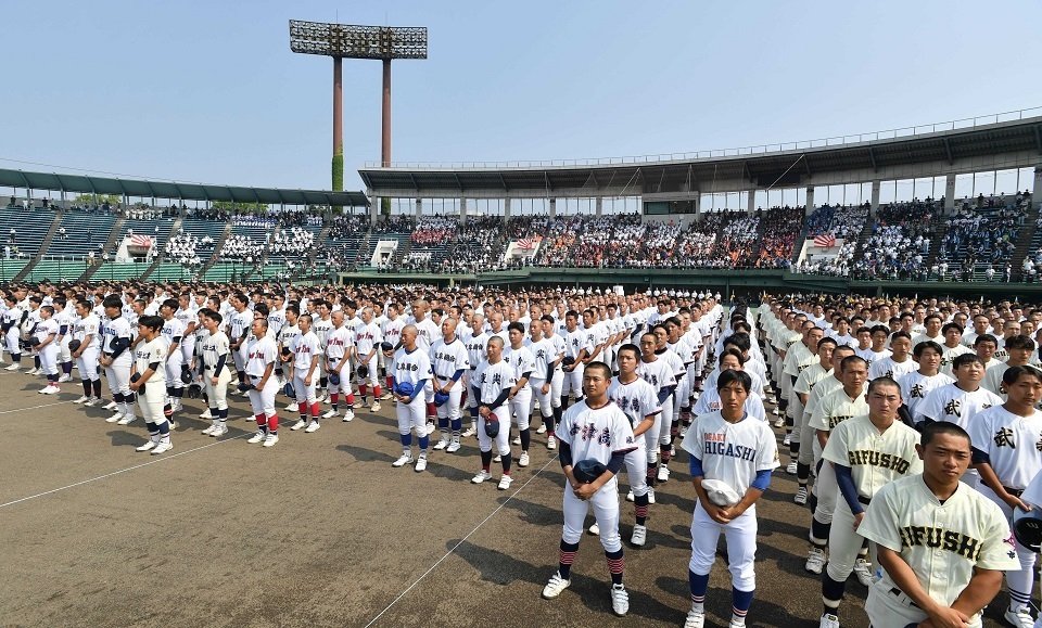 第１０７回全国高校野球選手権岐阜大会が開幕し、開会式で整列する球児たち＝５日午前９時１８分、岐阜市長良福光、ぎふしん長良川球場