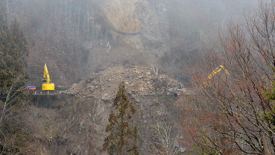 国道１５８号の土砂崩れ現場＝高山市丹生川町塩屋