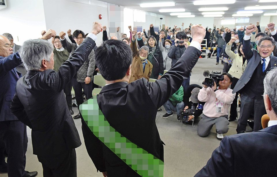 出陣式で支持者とガンバロー三唱する候補者（手前）＝２７日午前１１時１３分、可児市内（撮影・坂井萌香）