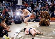 　玉鷲（下）をはたき込みで下した大の里＝福岡国際センター