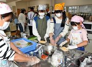 ハンバーグ作りに挑戦する参加者＝各務原市那加桐野町、東海学院大