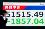 　約２カ月半ぶりの安値となった日経平均株価の終値を示すボード＝２３日午後、東京都中央区