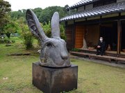 木や陶、ブロンズを使って想像の動物を見せる天野裕夫さんの芸術世界＝多治見市小泉町、スペース大原