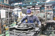 機械を使って鉄を設計通りに曲げ、パーツを作っていく＝関市旭ヶ丘