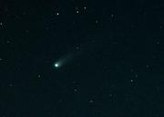 　北海道十勝地方の浦幌町で、北西の空に見られた「レモン彗星」。２１日に約１３００年ぶりに地球に最接近する＝１９日午後６時４６分（１０秒露光、赤道儀使用）