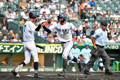 大垣日大×近江＝３回表大垣日大１死三塁、日比野のスクイズで三走山田が本塁に生還＝阪神甲子園球場