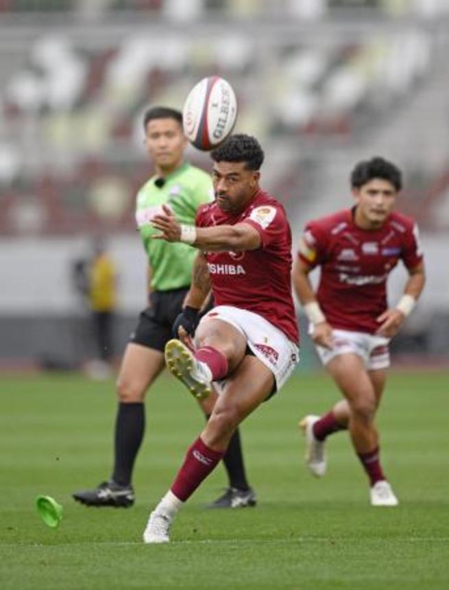 　リーグワンのプレーオフ決勝でＰＧを決めるＢＬ東京のモウンガ＝６月、国立競技場