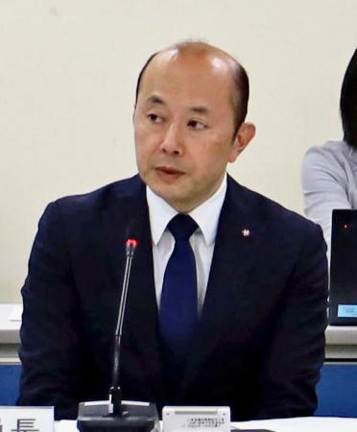 　平和宣言文の起草委員会初会合であいさつする長崎市の鈴木史朗市長＝１０日午前、長崎市
