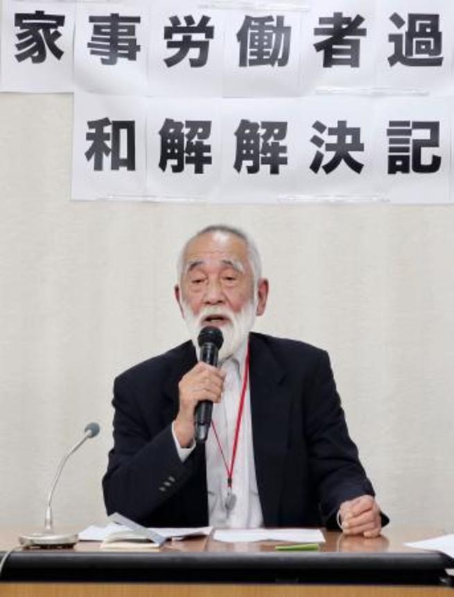 　記者会見する過労死した女性の夫＝８日午後、厚労省