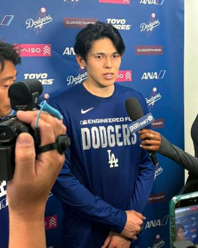 　取材に応じる米大リーグ、ドジャースの佐々木朗希投手＝１０日、アリゾナ州グレンデール（共同）