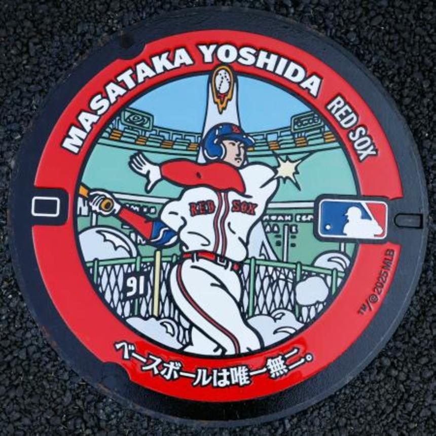 　福井市内に設置された、吉田正尚選手のイラストが描かれたマンホールのふた＝３０日午後