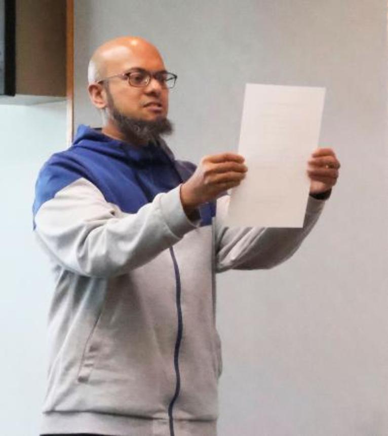 　地域交通安全活動推進委員の委嘱状を受け取った発句ムハマッドアミヌルさん＝２４日午前、福岡県警東署