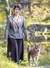 　犬の「由莉」と過ごされる愛子さま＝２０２１年１１月、皇居・御所（宮内庁提供）