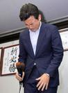　愛知選挙区で落選が決まり、頭を下げる公明党の安江伸夫氏＝２０日深夜、名古屋市